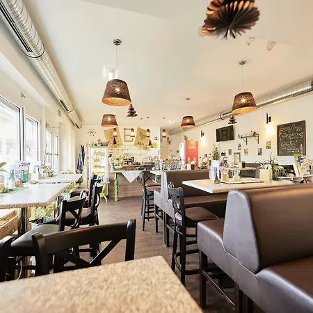 I Am 3* Λεόμπεν